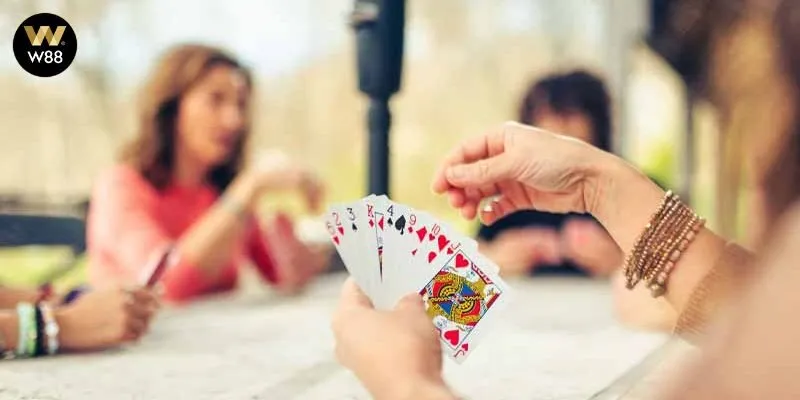 Hình ảnh quân bài lật ngửa dưới xấp bài nọc để xác định chất Chủ quyền lực trong ván đấu Hình ảnh quân bài lật ngửa dưới xấp bài nọc để xác định chất Chủ quyền lực trong ván đấu